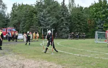 Zawodnik wykonuję slalom między pachołkami