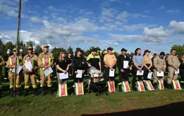 Wszystkie osoby kt&oacute;e ukończyły kurs stoją w rzędzie z odebranymi nagrodami