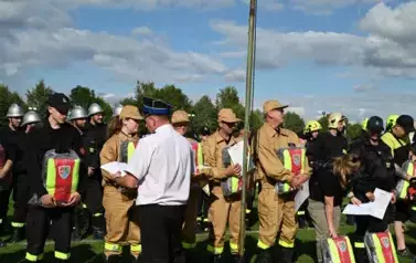 Wręczanie strażakom certyfikatu za kończoy kurs pierwszego ratownika