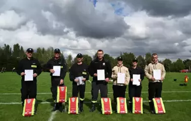 Na zdjęciu siedem os&oacute;b z otrzymanym zaświadczeniem o uczokńczeniu kursu i plecakiem pierwszego ratownika