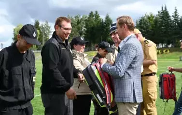 Burmistrz wręcza strażakowi plecak pierwszego ratownika, plecak z wyposażeniem medycznym 