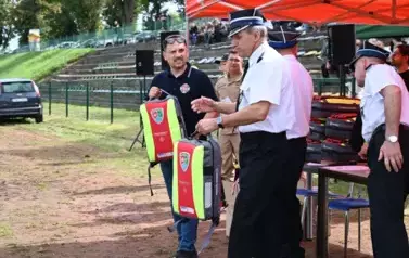 Uszykowanie do wręczenia przez komisję i gości plecak&oacute; z wyposażeniem medycznym za ukończony kurs