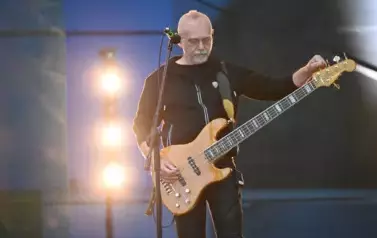 widzimy pana grającego na gitarze