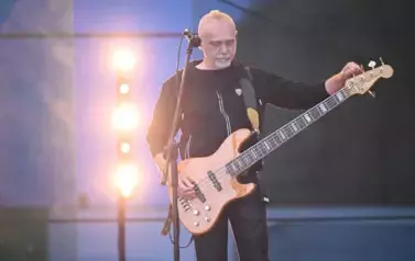 widzimy pana grającego na gitarze