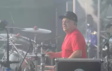widzimy grającego perkusistę