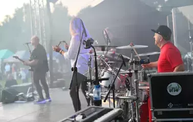 widzimy grupę muzyczną na scenie