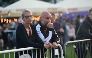widzimy panią i pana słuchających koncertu