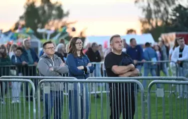 widzimy grupę os&oacute;b słuchającą koncertu