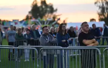 widzimy grupę os&oacute;b słuchającą koncertu