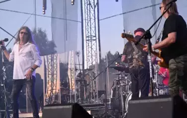 widzimy wokalistę oraz pana grającego na gitarze
