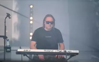 widzimy pana siedzącego przy instrumencie