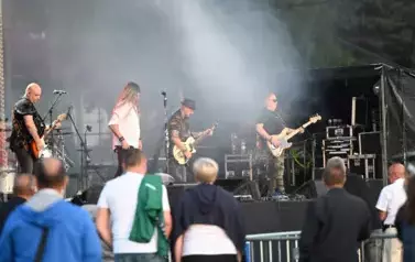widzimy wokalistę oraz trzech pan&oacute;w grających na gitarze 