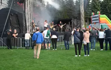 widzimy grupęos&oacute;b słuchającą koncert