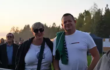 widzimy pana i panią na tle zachodu słońca