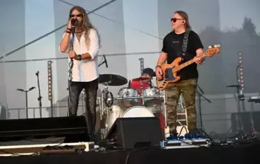 widzimy śpiewającego wokalistę oraz pana grającego na gitarze