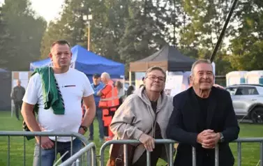 widzimy panią oraz dw&oacute;ch pan&oacute;w słuchających koncertu