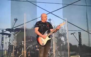 widzimy pana grającego na gitarze