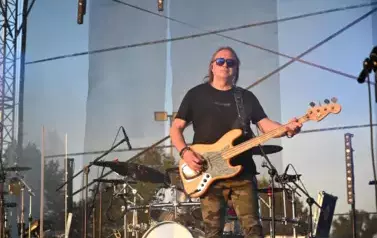 widzimy pana grającego na gitarze