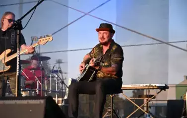 widzimy dw&oacute;ch pan&oacute;w grających na gitarze
