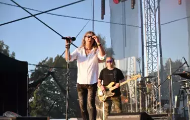 widzimy wokalistę oraz pana grającego na gitarze