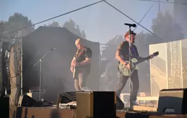 widzimy dw&oacute;ch pan&oacute;w grających na gitarze