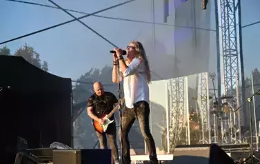 widzimy wokalistę oraz pana grającego na gitarze