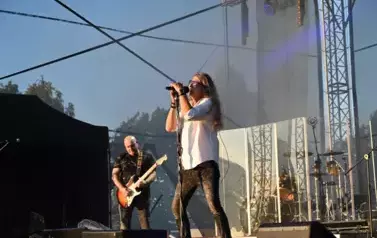 widzimy wokalistę oraz pana grającego na gitarze