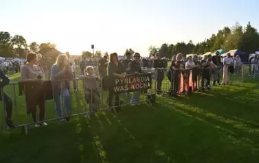 widzimy dużą ilość os&oacute;b słuchającą koncertu