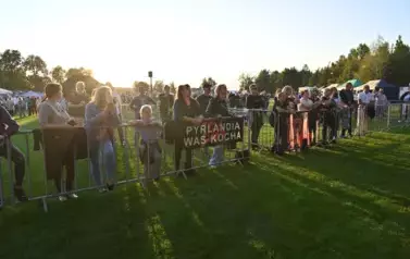 widzimy dużą ilość os&oacute;b słuchającą koncertu