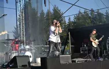 widzimy pana grającego na gitarze oraz śpiewającego wokalistę