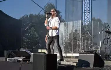 widzimy śpiewającego na scenie wokalistę