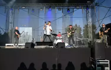 widzimy wokalistę oraz 4 osoby grające na instrumentach
