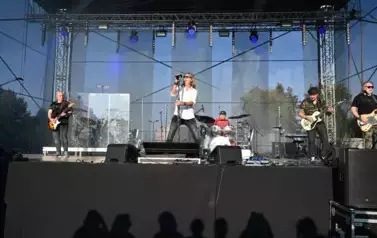 widzimy wokalistę oraz 4 osoby grające na instrumentach