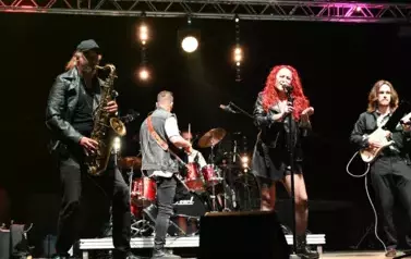 widzimy panią śpiewającą oraz trzech pan&oacute;w grających na instrumentach