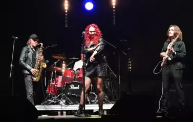 widzimy panią śpiewającą oraz trzech pan&oacute;w grających na instrumentach