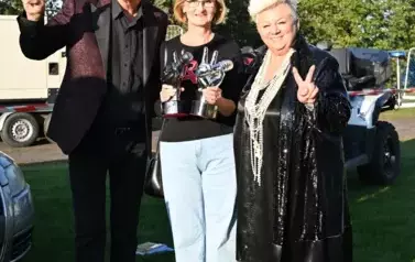 widzimy panią, pana oraz drugą panią trzymającą 2 statuetki 