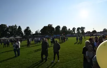 widzimy dużą liczbę os&oacute;b na tle natury