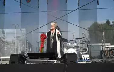 widzimy panią śpiewającą na scenie