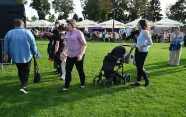 widzimy osoby chodzące i oglądającą się dookoła 
