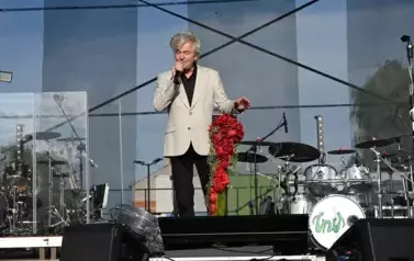 widzimy pana m&oacute;wiącego do mikrofonu na scenie