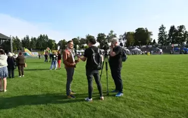 widzimy dwie osoby przeprowadzające wywiad z Panem Burmistrzem