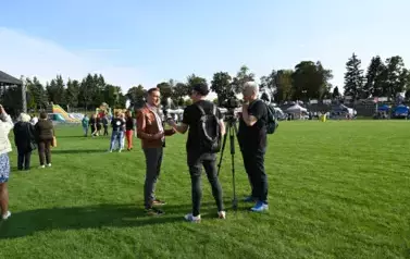 widzimy dwie osoby przeprowadzające wywiad z Panem Burmistrzem