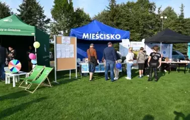 widzimy osoby przechodzące obok stoisk