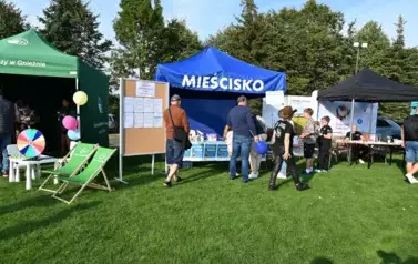 widzimy osoby przechodzące obok stoisk