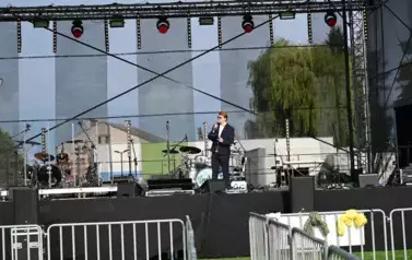 widzimy pana m&oacute;wiącego do mikrofonu