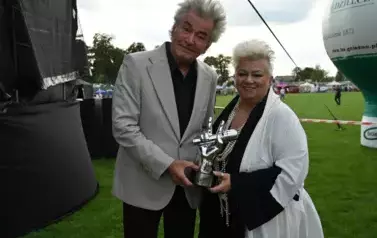 widzimy pana i panią trzymających statuetkę z The Voice Senior