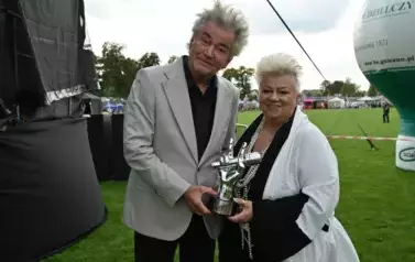 widzimy pana i panią trzymających statuetkę z The Voice Senior