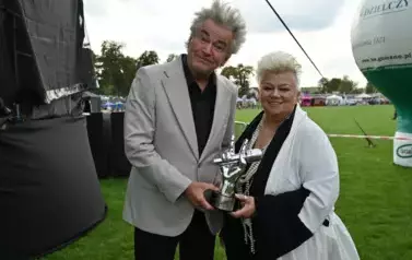 widzimy pana i panią trzymających statuetkę z The Voice Senior