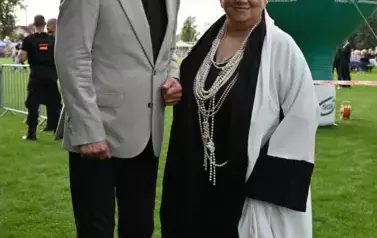 widzimy pana i panią na tle balonu Banku SGB