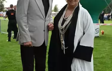 widzimy pana i panią na tle balonu Banku SGB